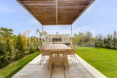 Moradia T4 para Venda em Santa Barbara de Nexe