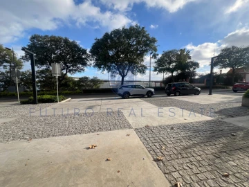 Loja para Arrendamento em São Martinho