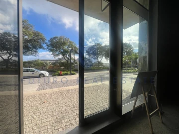 Loja para Arrendamento em São Martinho