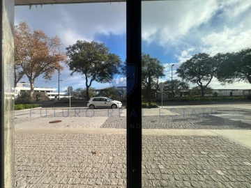 Loja para Arrendamento em São Martinho