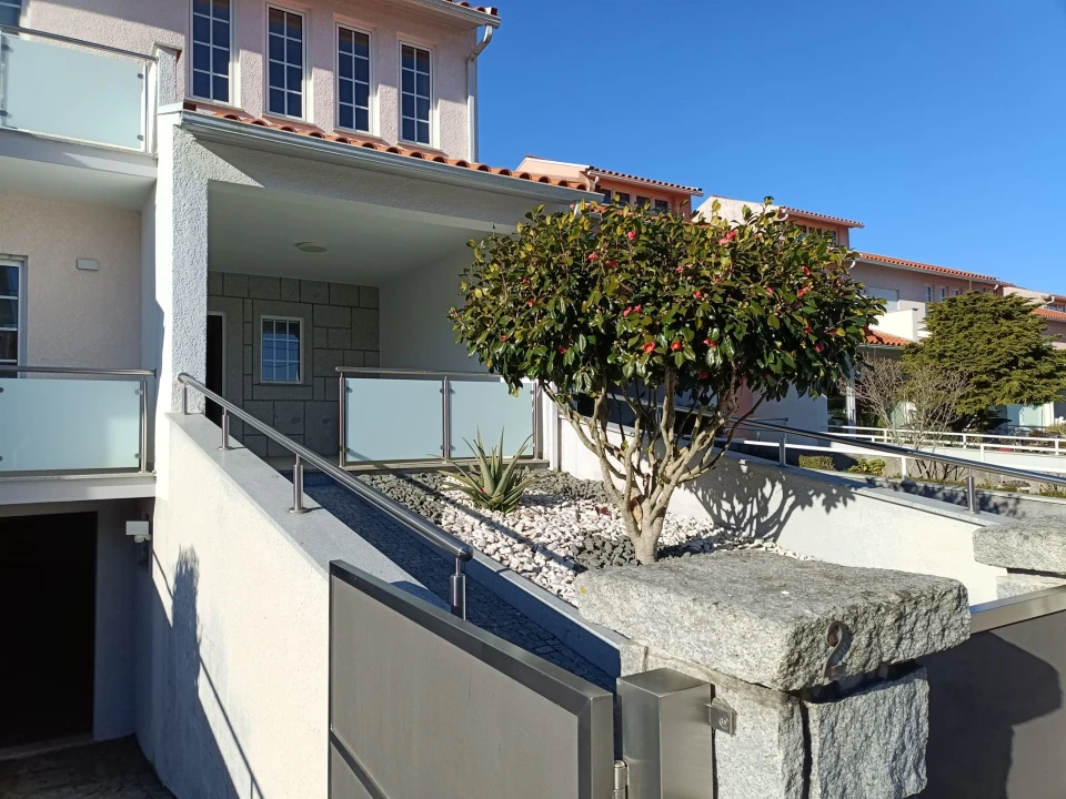 Moradia T4 para Venda em Seia, São Romão e Lapa dos Dinheiros Foto 2