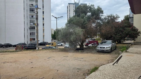 Loja para Arrendamento em Laranjeiro e Feijó