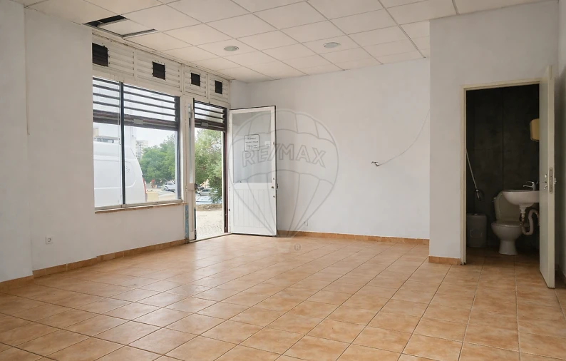 Loja para Arrendamento em Laranjeiro e Feijó Foto 3