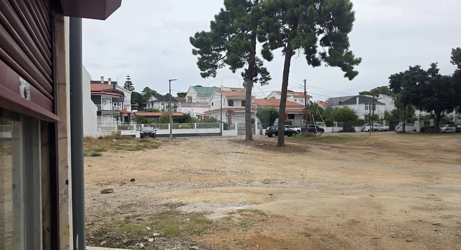 Loja para Arrendamento em Laranjeiro e Feijó Foto 4