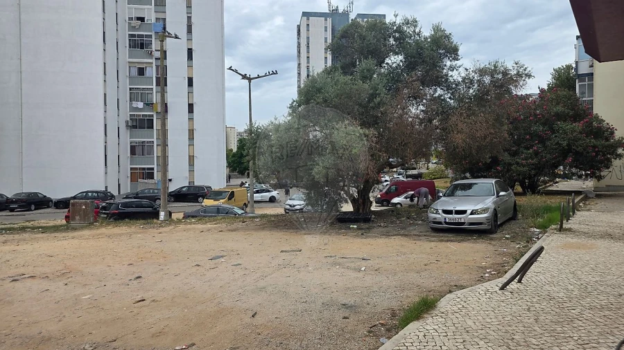 Loja para Arrendamento em Laranjeiro e Feijó