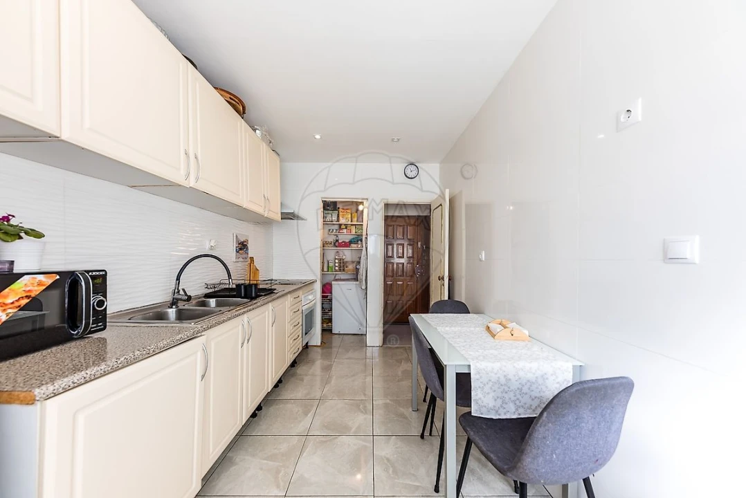 Apartamento T2 para Venda em Rio de Mouro Foto 5