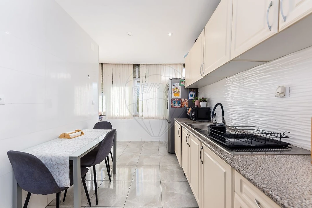 Apartamento T2 para Venda em Rio de Mouro Foto 8