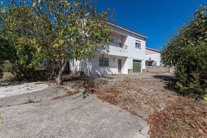 Moradia T4 para Venda em Carvoeira e Carmões