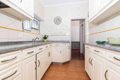 Moradia T4 para Venda em Carvoeira e Carmões