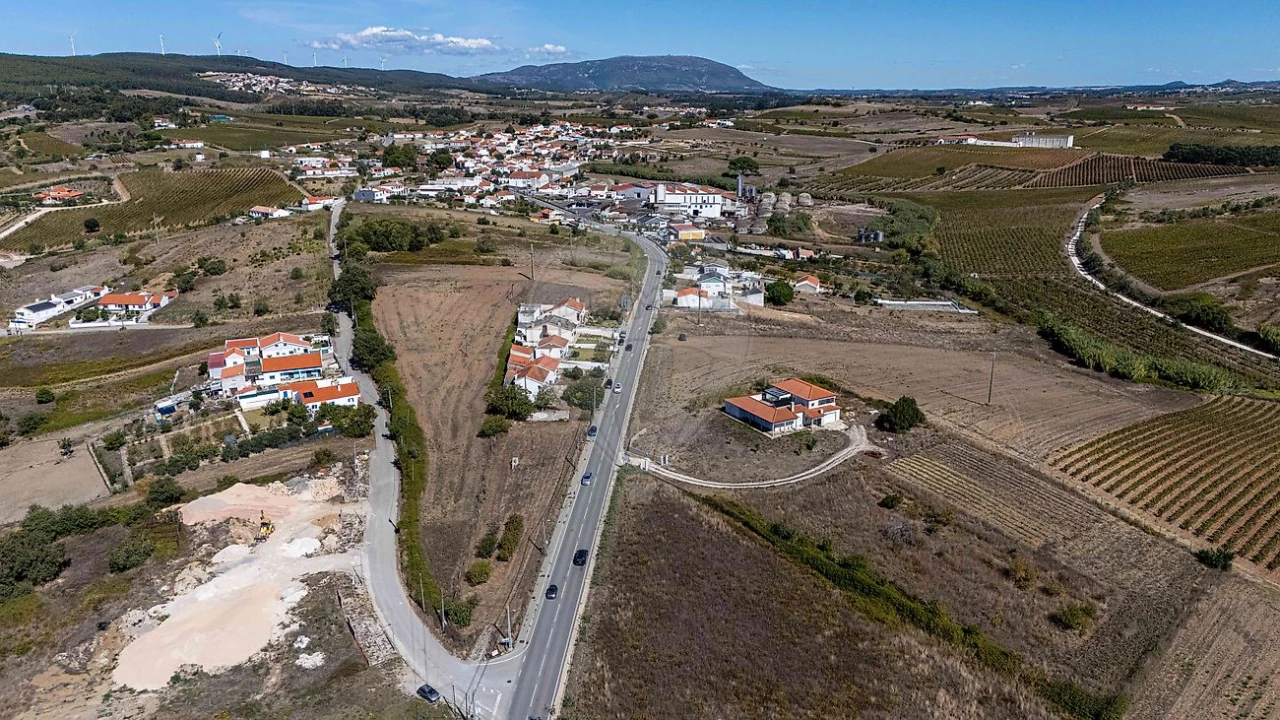 Moradia T4 para Venda em Carvoeira e Carmões Foto 1