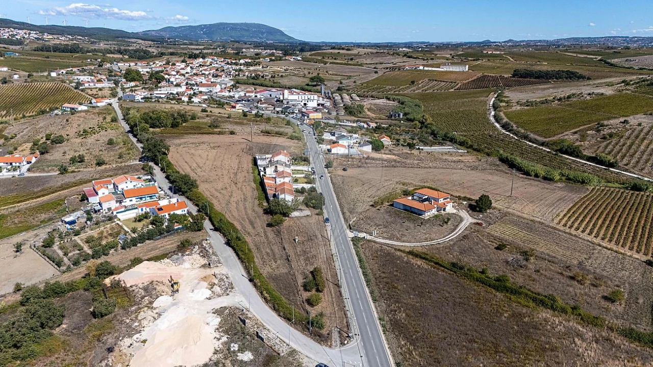 Moradia T4 para Venda em Carvoeira e Carmões Foto 5