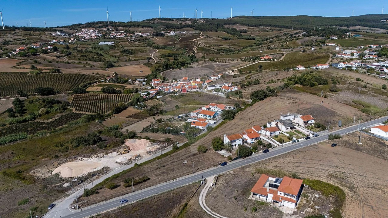 Moradia T4 para Venda em Carvoeira e Carmões Foto 4