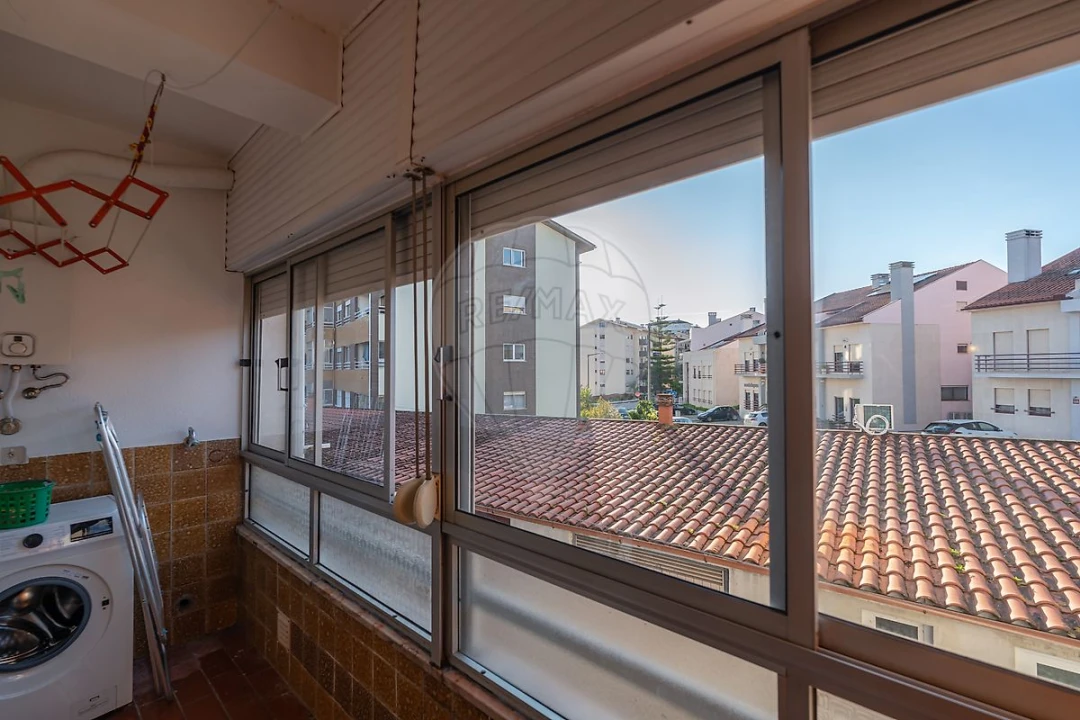 Apartamento T4 para Arrendamento em Santo Antonio dos Olivais Foto 30