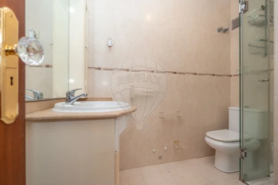 Apartamento T4 para Arrendamento em Santo Antonio dos Olivais