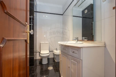 Apartamento T4 para Arrendamento em Santo Antonio dos Olivais