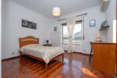 Apartamento T4 para Arrendamento em Santo Antonio dos Olivais