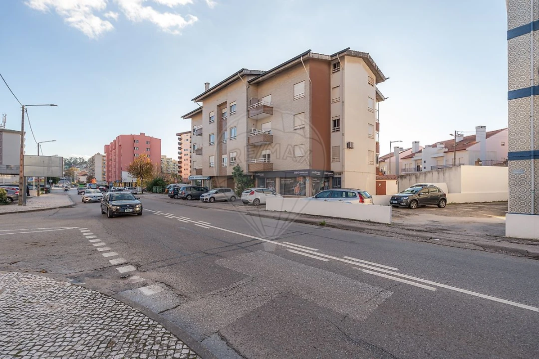 Apartamento T4 para Arrendamento em Santo Antonio dos Olivais Foto 6