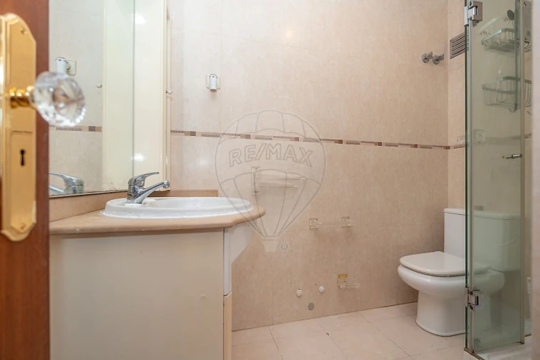 Apartamento T4 para Arrendamento em Santo Antonio dos Olivais Foto 5