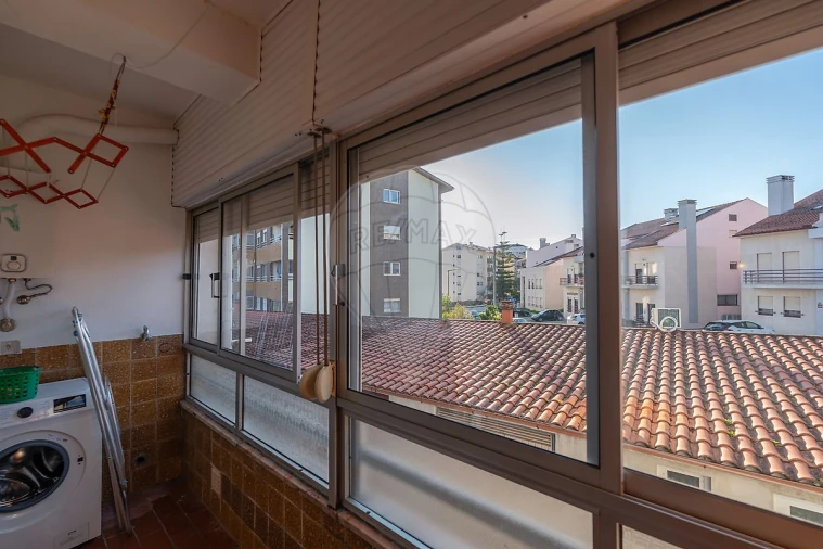 Apartamento T4 para Arrendamento em Santo Antonio dos Olivais Foto 30