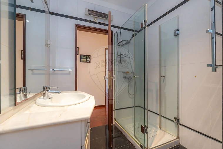 Apartamento T4 para Arrendamento em Santo Antonio dos Olivais Foto 17
