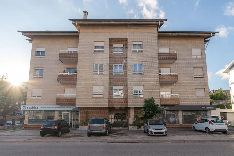 Apartamento T4 para Arrendamento em Santo Antonio dos Olivais Foto 26