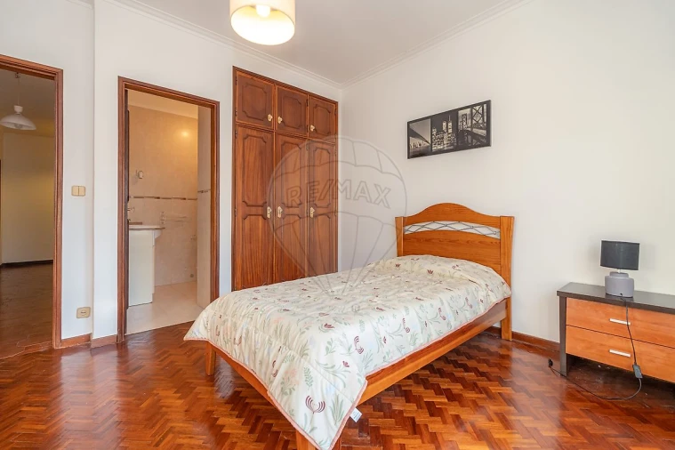 Apartamento T4 para Arrendamento em Santo Antonio dos Olivais Foto 20
