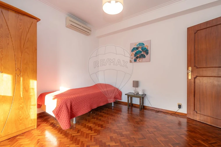 Apartamento T4 para Arrendamento em Santo Antonio dos Olivais Foto 7