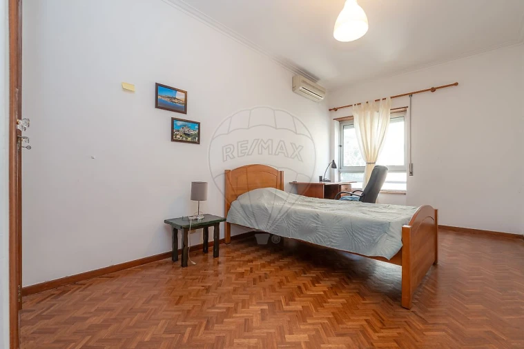 Apartamento T4 para Arrendamento em Santo Antonio dos Olivais Foto 14