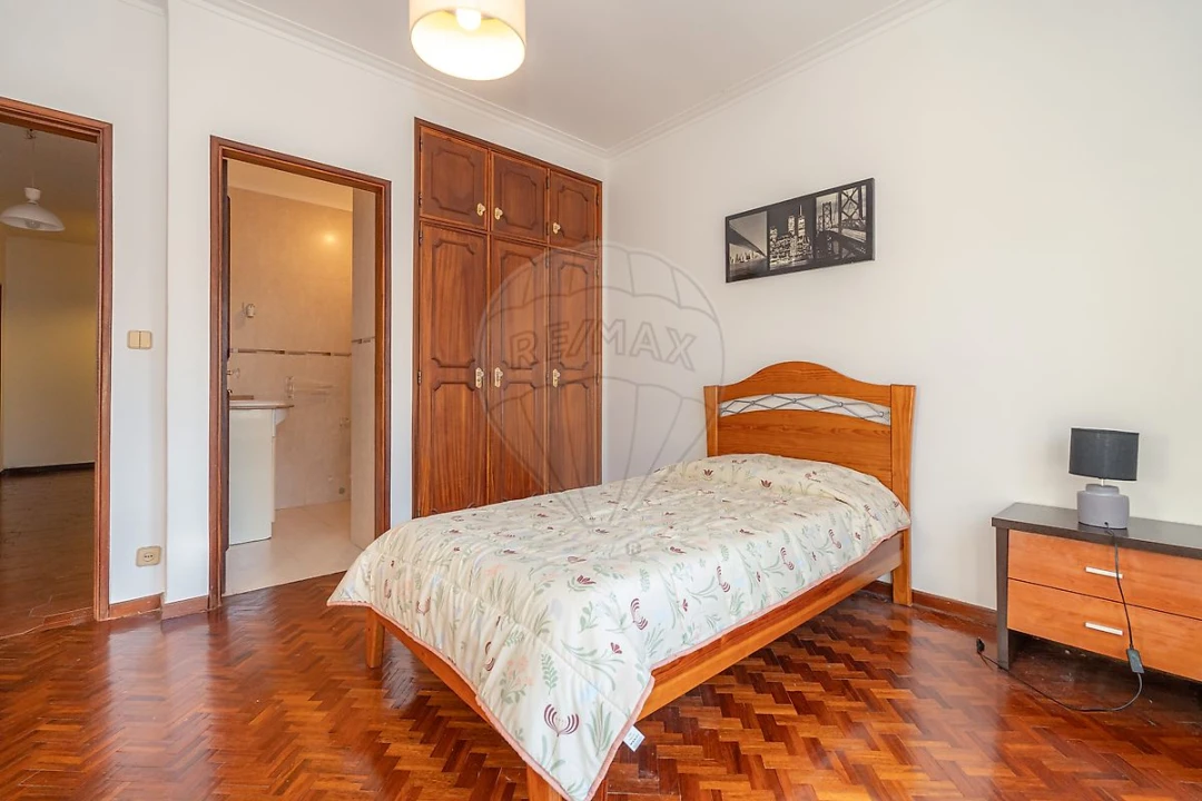 Apartamento T4 para Arrendamento em Santo Antonio dos Olivais Foto 20