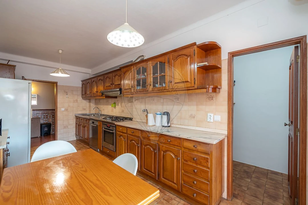 Apartamento T4 para Arrendamento em Santo Antonio dos Olivais Foto 9