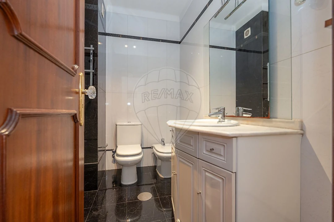 Apartamento T4 para Arrendamento em Santo Antonio dos Olivais Foto 8