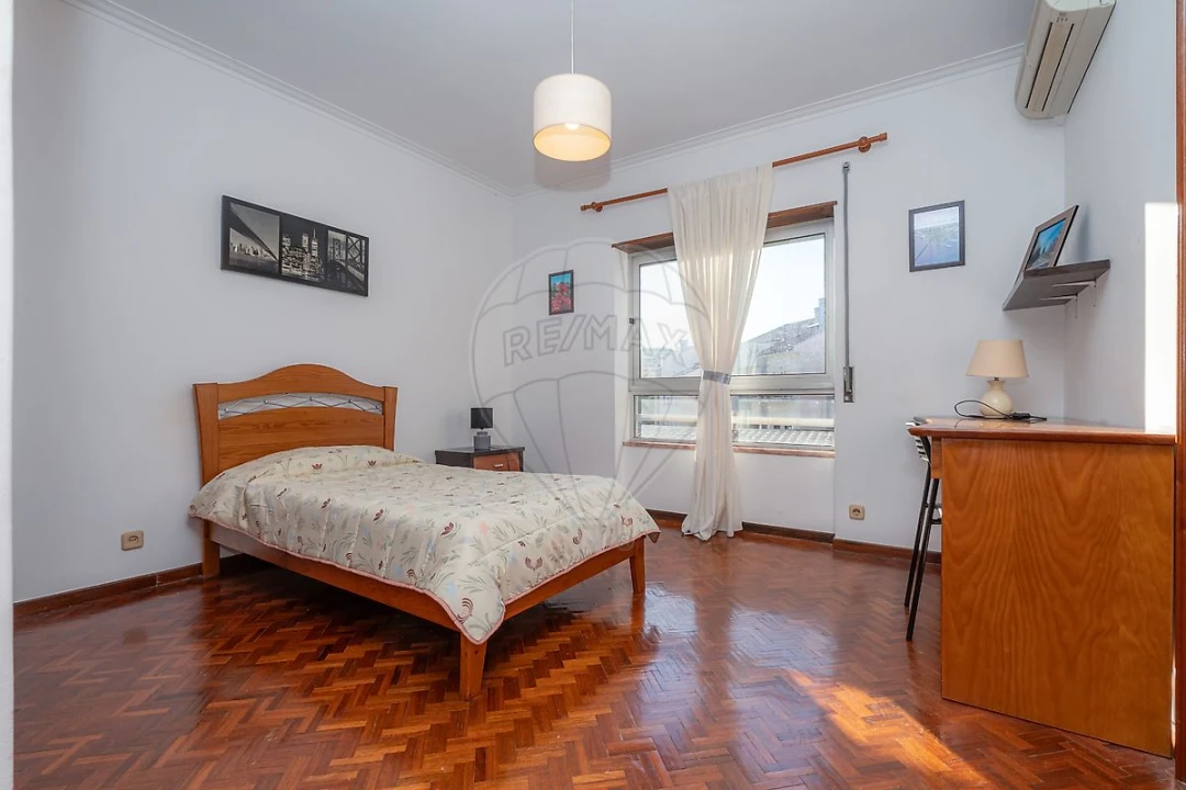 Apartamento T4 para Arrendamento em Santo Antonio dos Olivais Foto 1