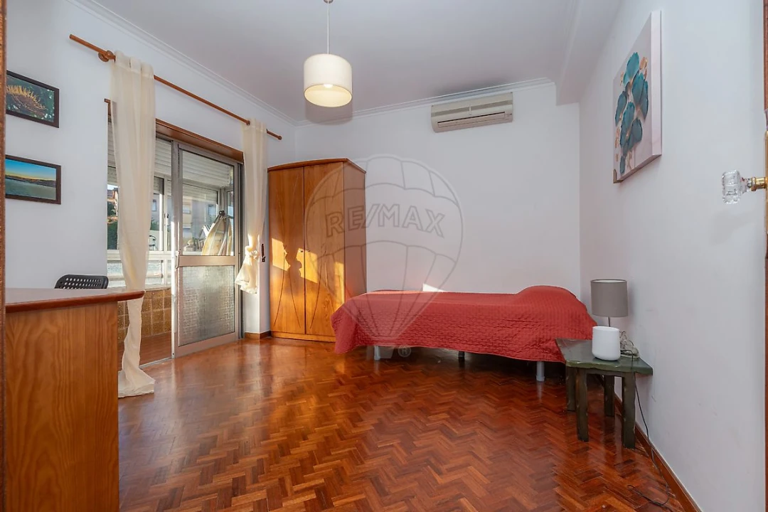 Apartamento T4 para Arrendamento em Santo Antonio dos Olivais Foto 2