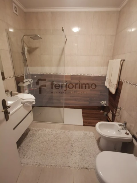 Moradia T4 para Venda em Fermentões