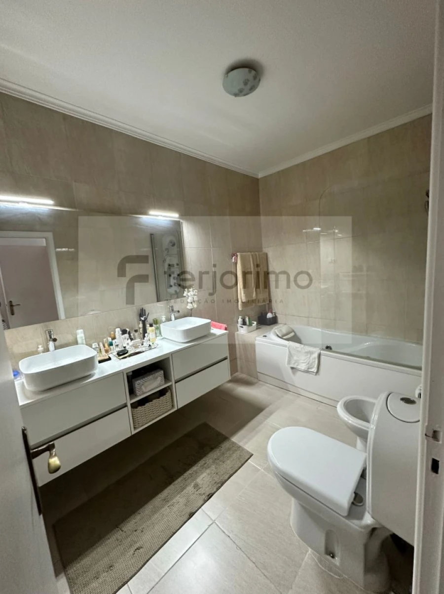 Moradia T4 para Venda em Fermentões Foto 44
