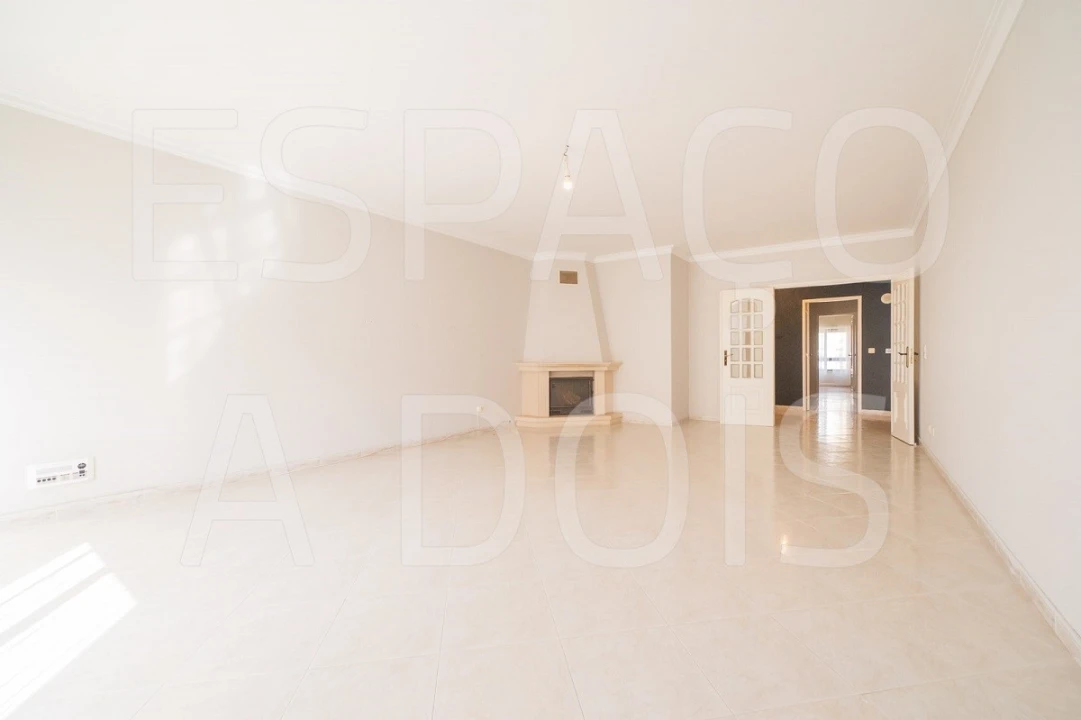 Apartamento T2 para Arrendamento em Queluz e Belas Foto 5