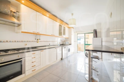 Apartamento T2 para Arrendamento em Queluz e Belas