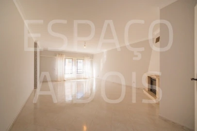 Apartamento T2 para Arrendamento em Queluz e Belas