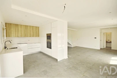 Moradia T4 para Venda em Fernao Ferro