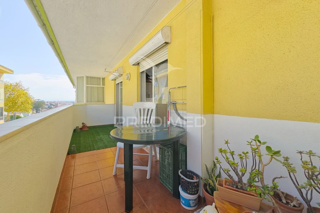 Apartamento T3 para Venda em Charneca de Caparica e Sobreda Foto 2