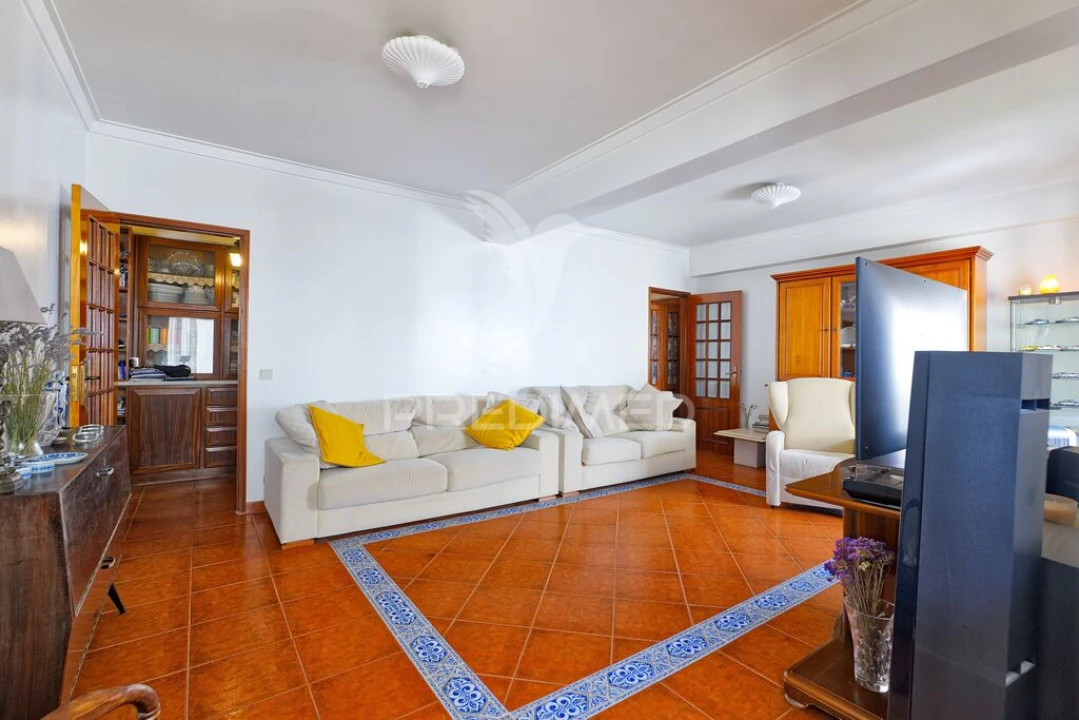 Apartamento T3 para Venda em Charneca de Caparica e Sobreda Foto 1