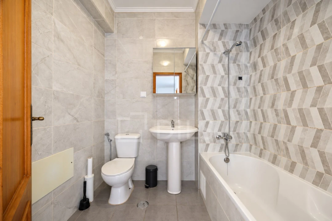 Apartamento T2 para Arrendamento em Faro (Sé e São Pedro) Foto 18