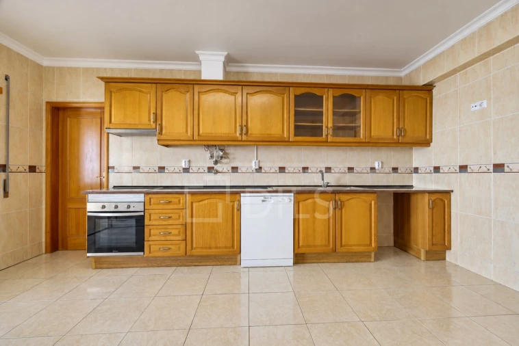Apartamento T2 para Arrendamento em Faro (Sé e São Pedro) Foto 8