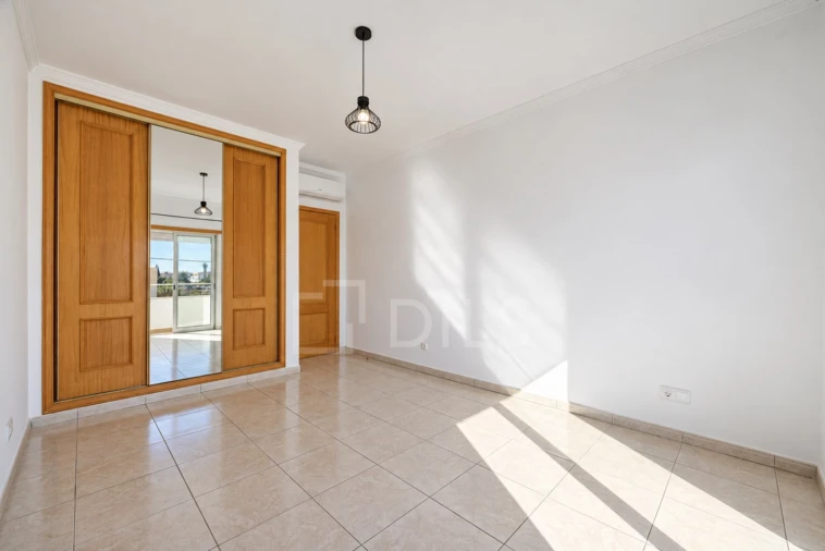 Apartamento T2 para Arrendamento em Faro (Sé e São Pedro) Foto 16