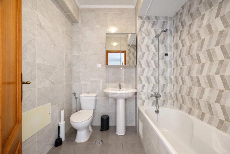 Apartamento T2 para Arrendamento em Faro (Sé e São Pedro) Foto 18