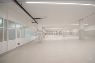 Armazém para Venda em Alvalade