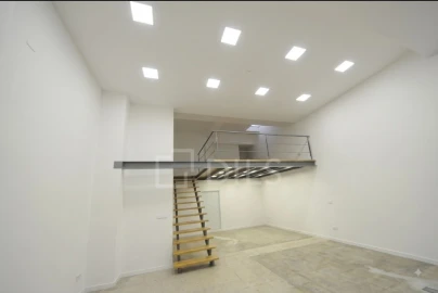 Armazém para Venda em Alvalade
