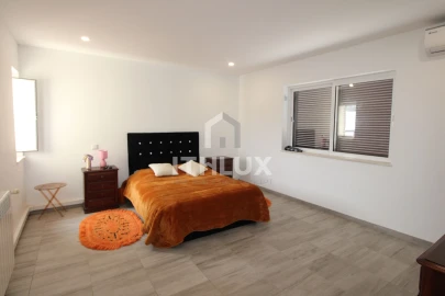 Moradia T4 para Venda em Santa Barbara de Nexe
