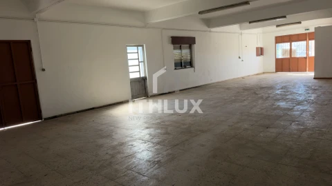 Armazém para Venda em Pechão
