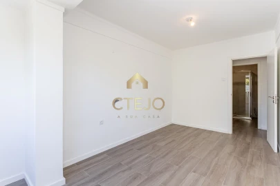 Apartamento T2 para Venda em Santa Iria de Azoia, São João da Talha e Bobadela